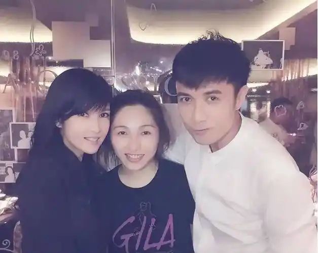 古巨基公开露面老婆素颜上不了台面,虽然穿的嫩,但脸不那么年轻