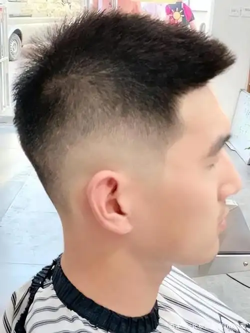 八款适合中年男性的短发造型,干练又显气质!