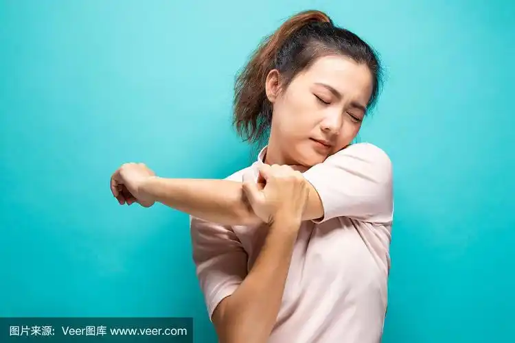 手臂疼痛的女人