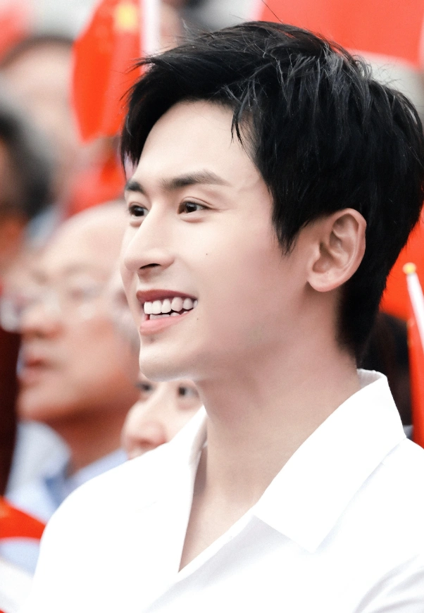 张哲瀚活动生图曝光,被路人镜头强势怼脸,干净气质让他自叹不如