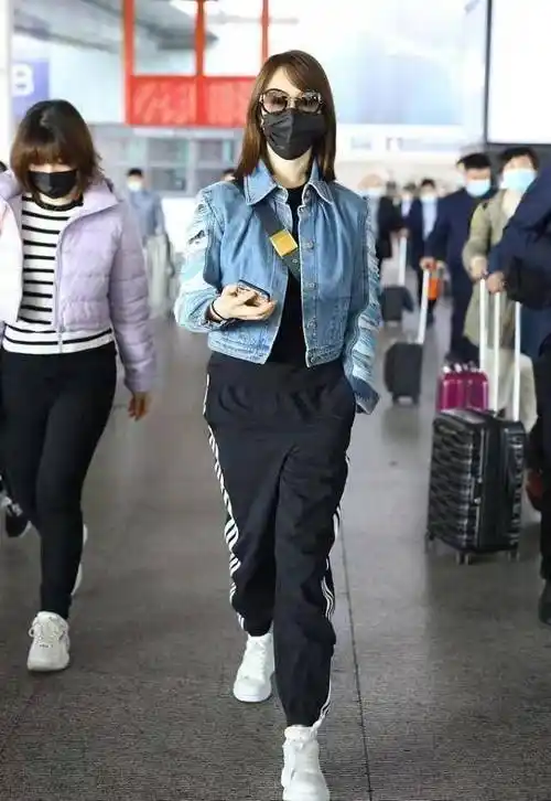 又被左小青惊艳到,休闲装配牛仔外套又飒又有气质,轻松美出圈_造型