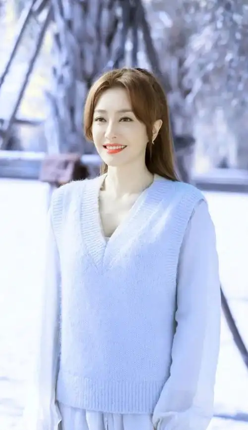 被秦岚的温柔风穿搭惊艳紫色穿搭凸显春季氛围看上去也就20岁