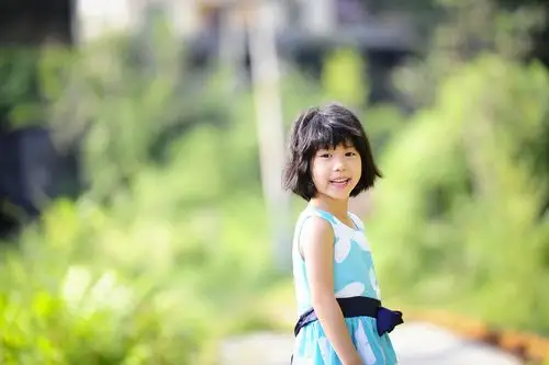 铁轨附近长大的孩子