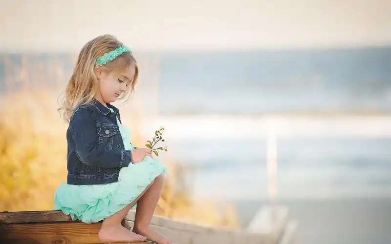 可爱的小女孩玩花 壁纸