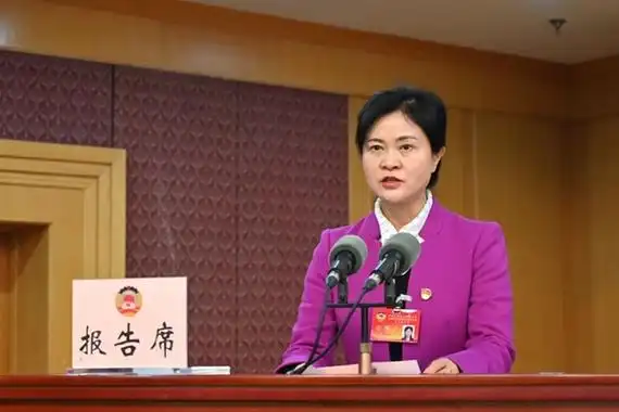 西山区党组副书记,副主席贾海虹代表区政协常委会向大会作西山区政协