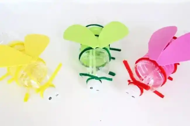 我们的变废为宝环节让孩子们用自己喝水用的矿泉水瓶制作一个萤火虫