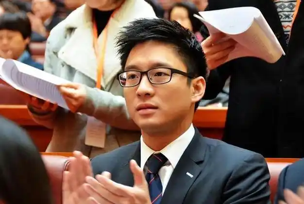 36岁霍启仁成功求婚泰国女友,网友喊话41岁霍启山:找章子怡复合