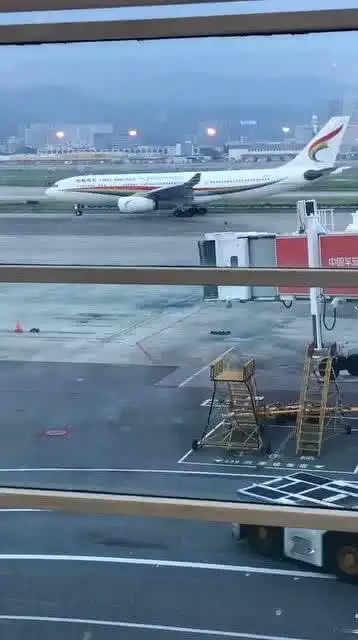 第一次坐飞机,好紧张,怎么才能假装经常坐飞机的样子?