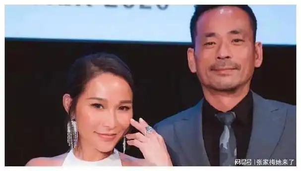 和女儿合影显憔悴,普通打扮像一个村姑|洗米华|周柏豪|女强人_网易