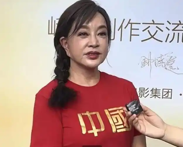 刘晓庆第四次离婚?她爱演少女,名言:中国女人放弃自己太早