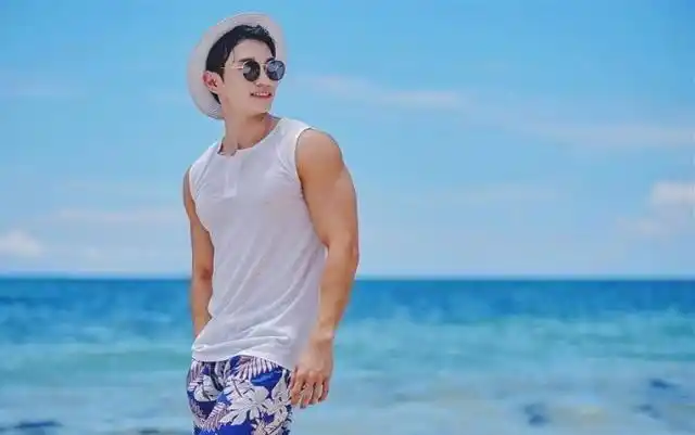 身材高挑的肌肉男模,不仅颜值爆表,性感的人鱼线也很迷人!