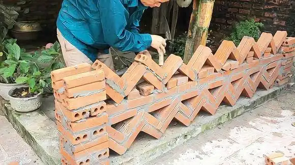 农村大叔用砖头修建自家围栏,看完忍不住竖起大拇指,真有创意!