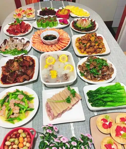 一个大家庭的年夜饭 / 青鸟飞飞(唐晓翠)原创