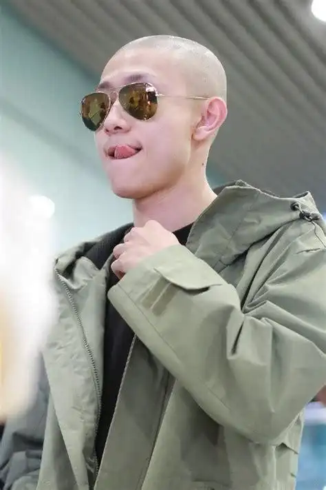 张一山光头照片