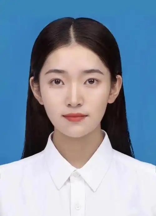 完美的脸型 露出漂亮的额头和耳朵 又是一张无可挑剔的证件照 同样是