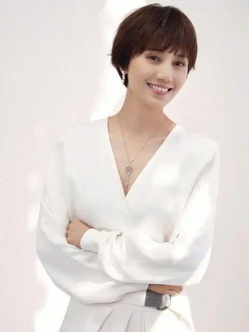 袁泉这齐刘海剪得真好穿衬衫配阔腿裤亮相亲自演绎简约即高级