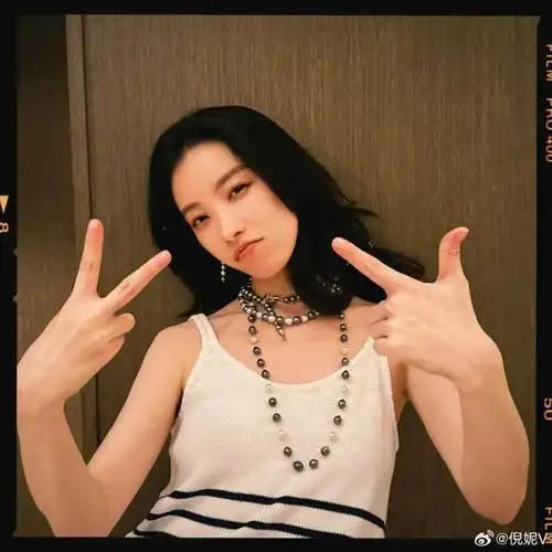 倪妮连放30张自拍是珍珠大户没错了