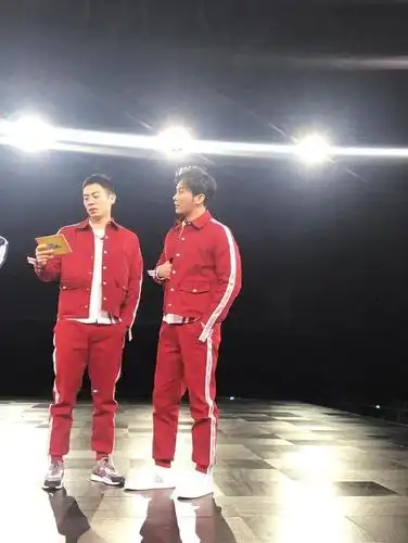 《跑男》新人朱亚文称不适应,经纪人帮其解释,而队长李晨很称职