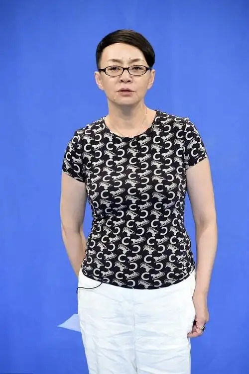 小品女王宋丹丹亮相机场,黑色运动外套配短裤,哪里像59岁