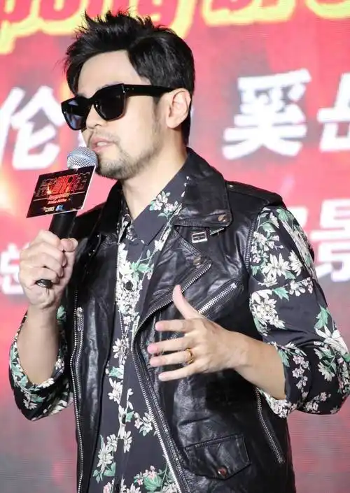 周杰伦也是这种胡须,但是周杰伦的鬓角延伸比较长,几乎和两腮的胡须