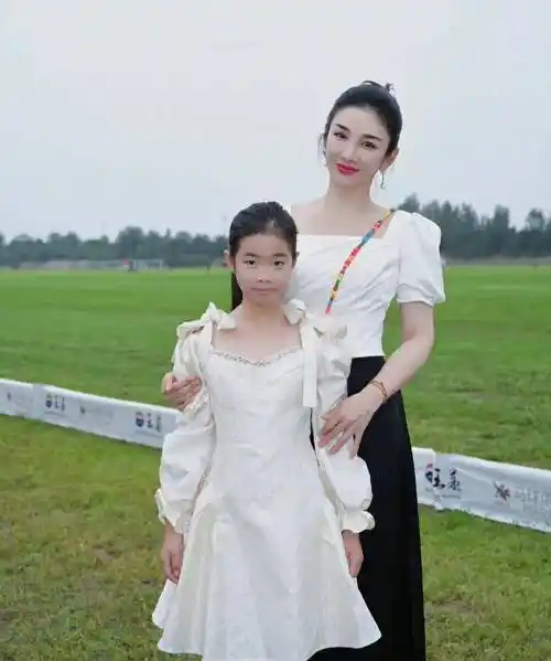 黄奕女儿近照曝光,曾经那个被说丑的女孩,如今已然大变样_黄芊玲_时候