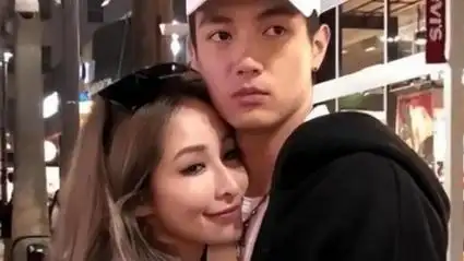 萧亚轩前男友黄皓官宣当爸!晒手捧婴儿脚丫照,与老婆结婚才半年