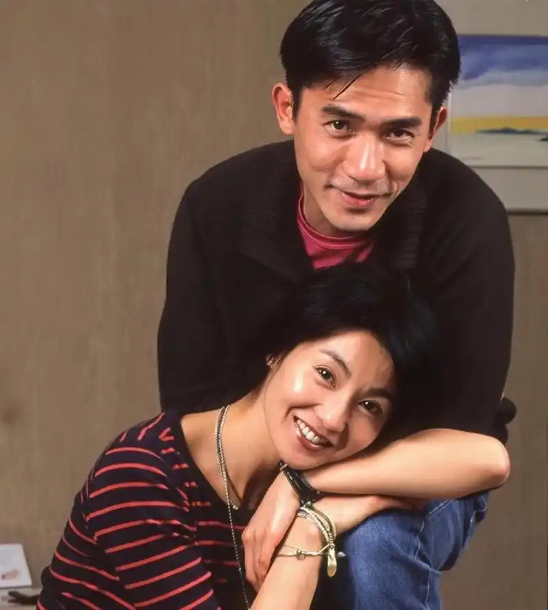 张曼玉&梁朝伟,埋藏在花样年华里的无奈爱情[比心]梁朝伟痞帅又潇洒