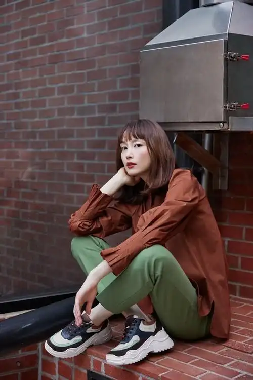 组图:元彬妻子李娜英拍秋季宣传写真 40岁保养得宜气质佳