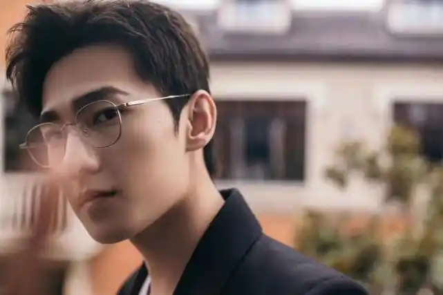 杨洋5年前的地铁视频好像偶像剧这个笑容好治愈不愧是军艺校草