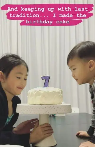 李安琪亲手为奥莉做生日蛋糕,弟弟表情喜感,一家人又游迪士尼