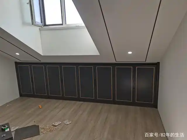 非常美观而且又很实用的顶楼斜角柜的样式