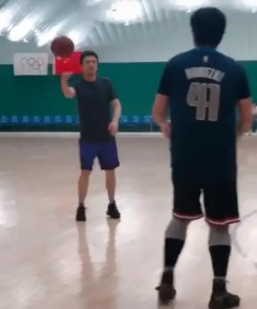 邓超鹿晗深夜相约打篮球,邓超脚上的"五毛"袜子引粉丝