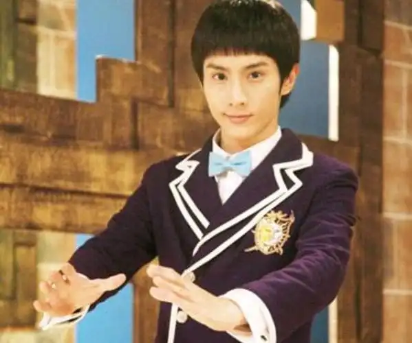 萌学园#"艾瑞克,乌克娜娜怎么样了"坚尼跟蓝宝来到了保健室看望慰克