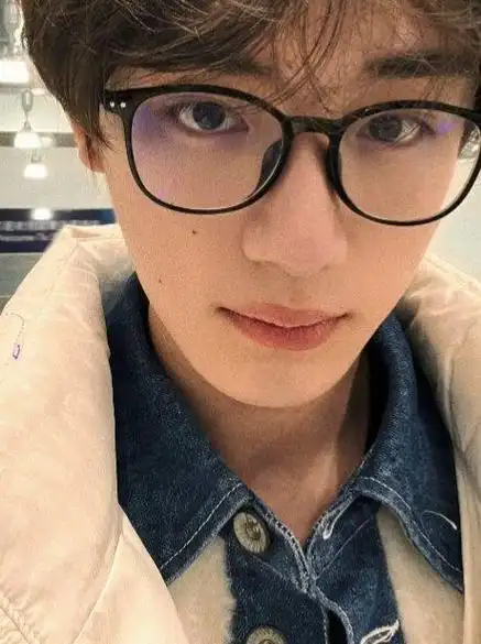 真的很喜欢丁程鑫戴眼镜,素颜都这么帅,清爽男大谁能不爱|丁程鑫|素颜