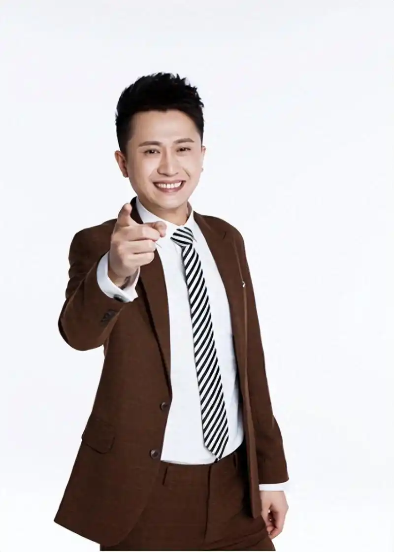 主持人杨帆:娶平凡妻子李松奇,生下两个女儿,日子过得有滋有味