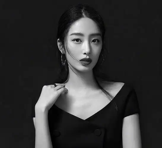 dior迪奥宣布dior迪奥香氛世家的三位新晋大使——艺术策展人雷宛萤