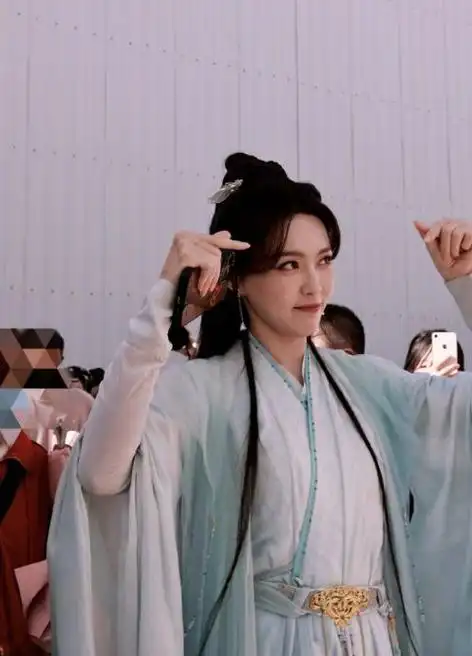 唐嫣现身新剧杀青仪式身着绿色纱裙展现优雅魅力