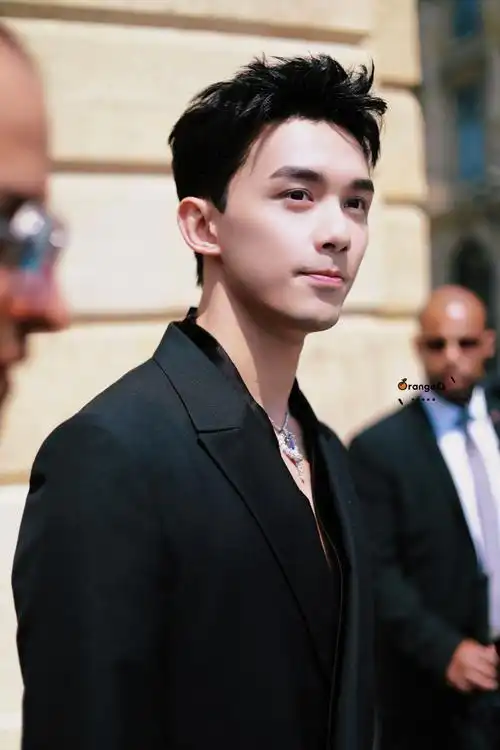 全身正脸的大帅哥给我帅迷糊咯@吴磊leo