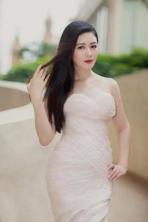 3月30日晚,著名演员田海蓉受邀参加活动,面对红毯田海蓉表现得优雅