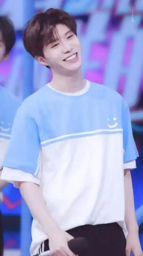 范丞丞多少岁(21岁的范丞丞被质疑学历低)