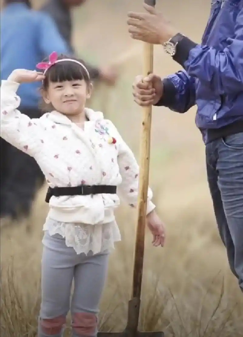 田亮和田雨橙(小名森碟)一起出席活动,我们被森碟的身高惊艳到了,原来