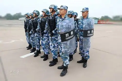 迷彩装热血好儿郎警卫兵则作为部队对外展现第一道窗口哨位联系着部队