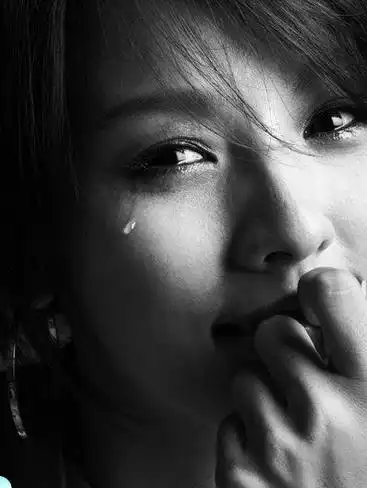 美女流泪伤感的图片_女生哭泣流泪的伤感图片