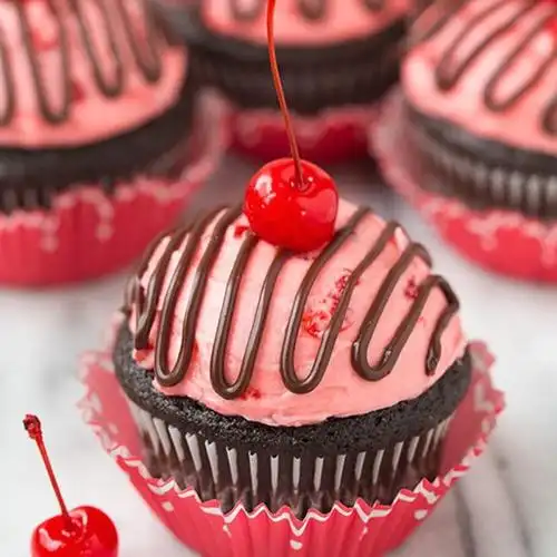 樱桃纸杯蛋糕美食甜点