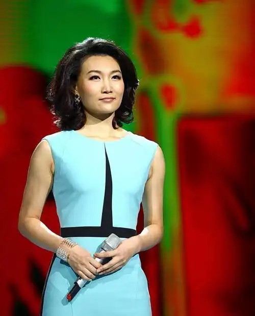 李梓萌来了,台上台下画风差太多!