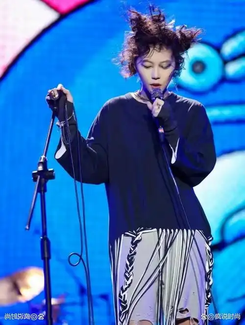 27岁窦靖童大变样,穿流苏裙配破洞裤松弛优雅,烫长卷发真像王菲