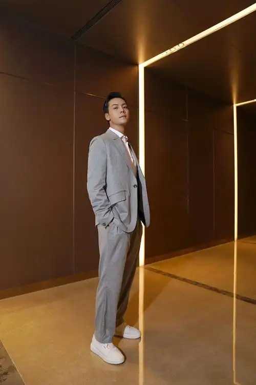 陈伟霆灰色西装清爽帅气 双手插兜器宇轩昂显熟男魅力|陈伟霆