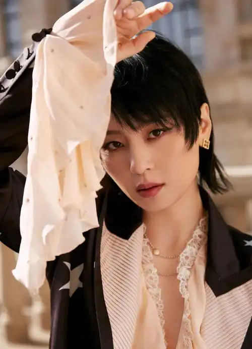 周笔畅缎面星空西装#@周笔畅今日出席微博音乐盛典造型图96!