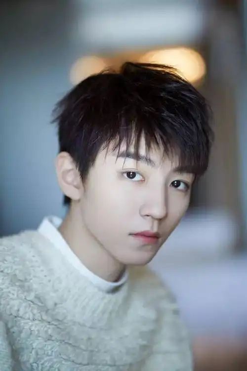 王俊凯新发型参加粉丝见面会现场怼粉丝画画被调侃又逗女孩