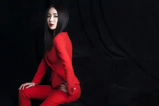 娄艺潇不过是穿了件红旗袍就显老20不止网友有40多了吧